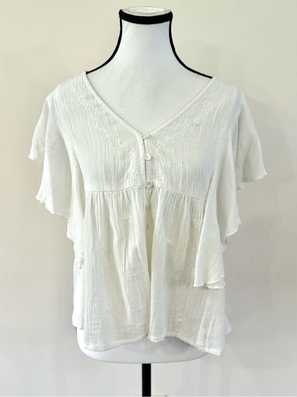 RACHEL Rachel Roy White V-Neck Buttoned Flutter Sleeve Blouse size Medium